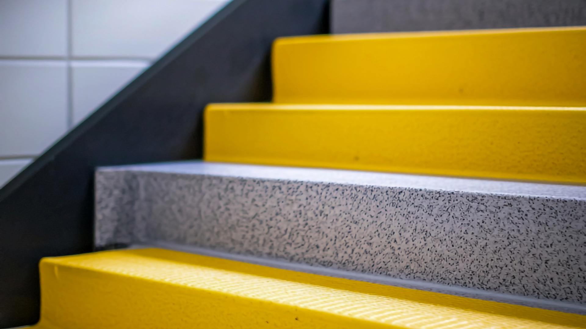 Antideslizantes para escaleras: cómo dejar de jugársela en cada peldaño