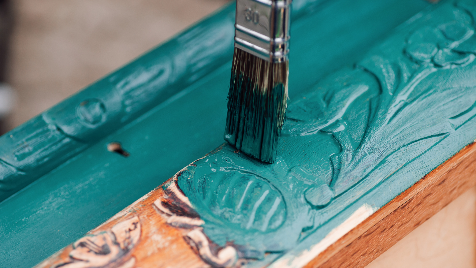 Dale una segunda vida a ese mueble viejo: Guía definitiva para pintar sin morir en el intento